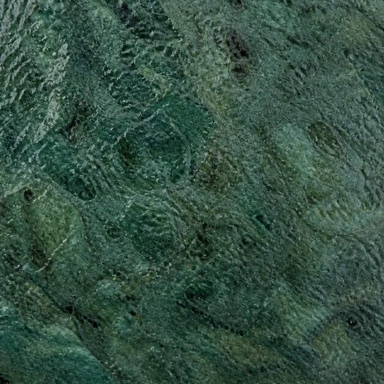 Pedra Hijau vista sob a água da piscina